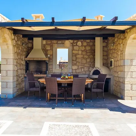 Villa Stone Built Private Emerald With Pool, 30m To & Bbq!